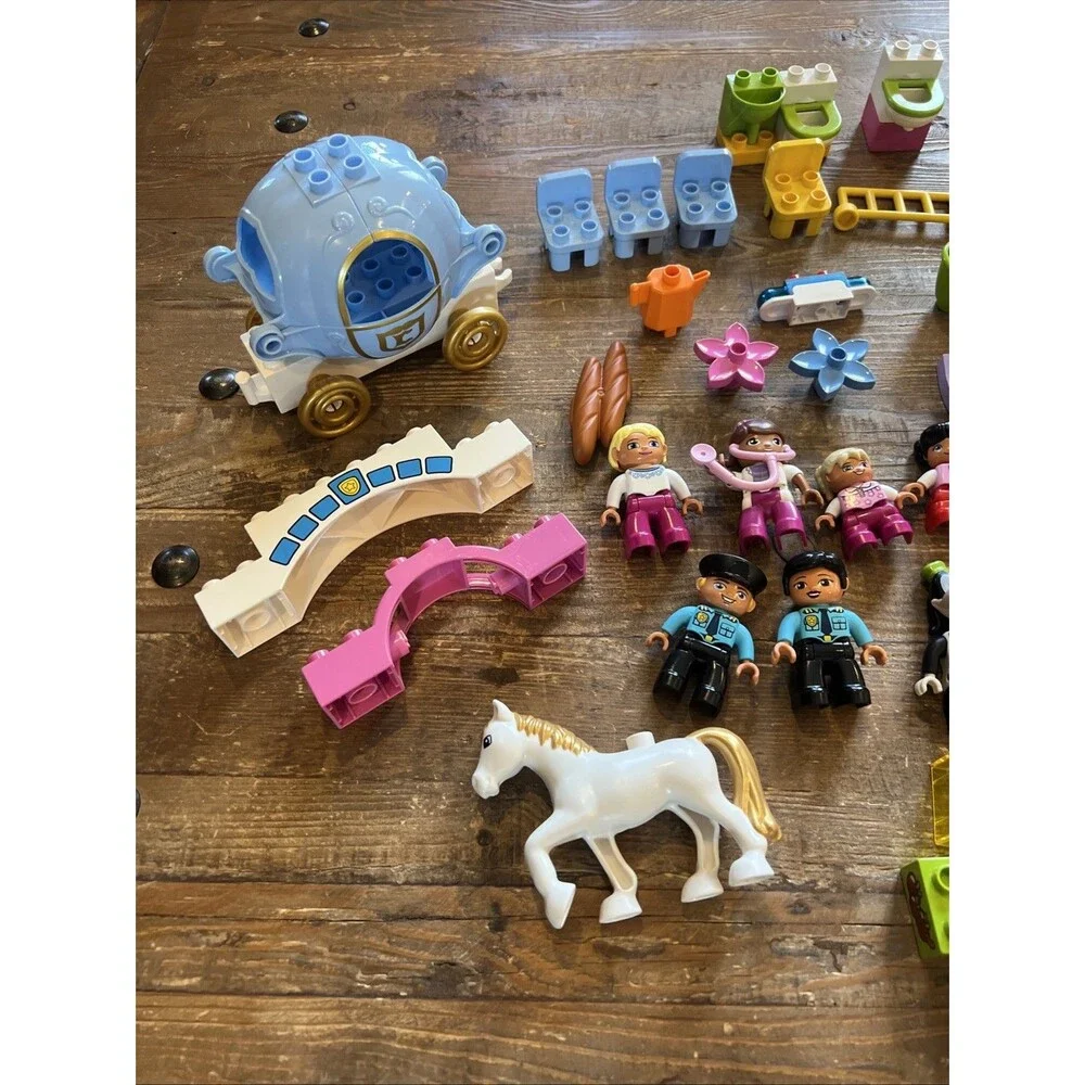 Lego Duplo Lot Disney, Carriage, Doors, Windows, Beds, Flowers, Chairs 110+ Lot